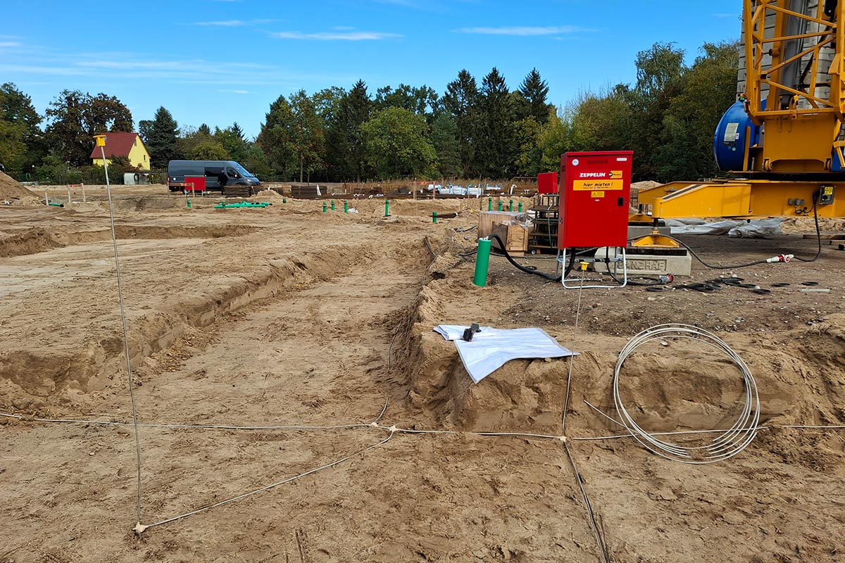 Die installierte Erdungsanlage auf der Sandplatte einer Baustelle.