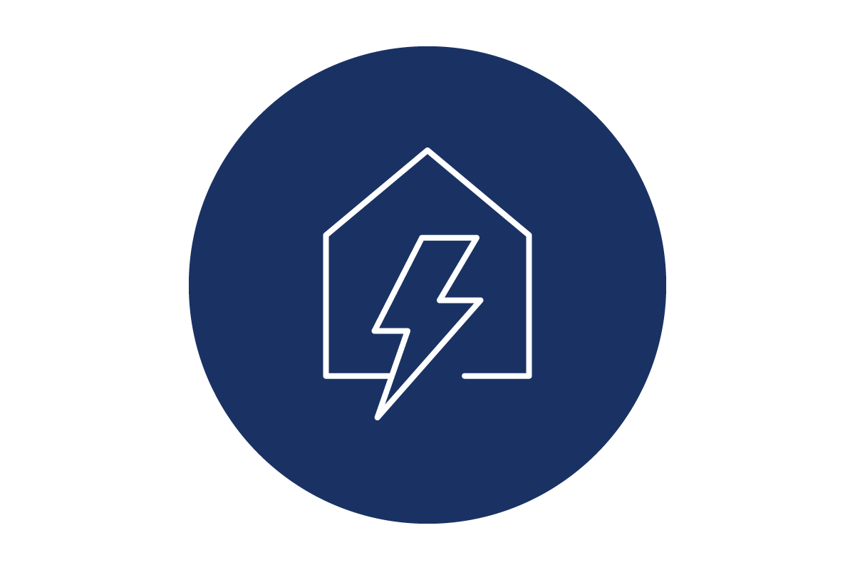 Dunkelblaues Icon: Blitzschutz im Haus. Ein einfaches Haus mit einem Blitzsymbol im Inneren, das für elektrische Sicherheit und Gebäude-Blitzschutz steht.