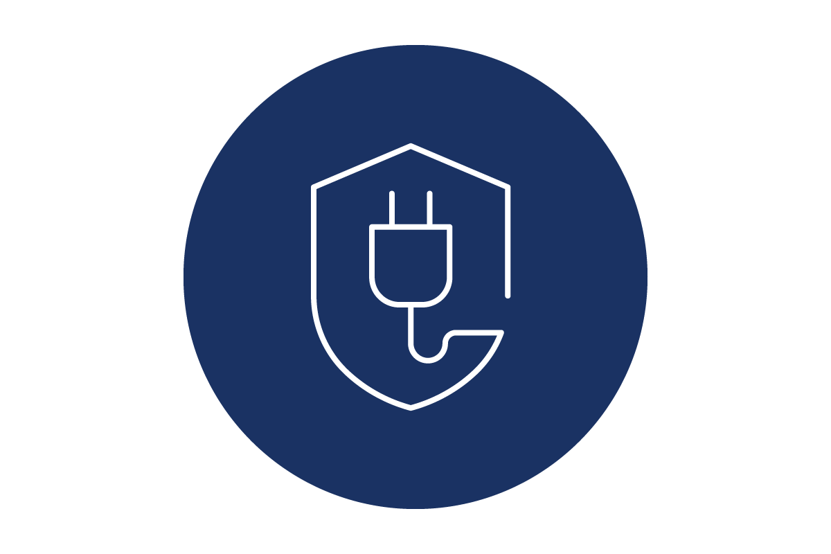Dunkelblaues Icon: Sicherer Strom-Anschluss. Ein Schutzschild, das einen Elektrostecker und ein Kabel umschließt, steht für Anschluss-Schutz.