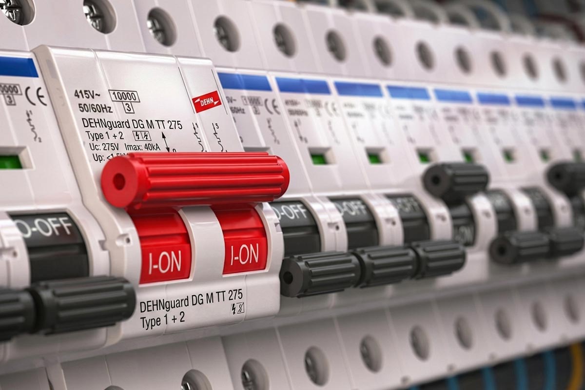 Professionelle Elektroverteilung mit installierten Schalterkomponenten: Leitungsschutzschalter und Trennvorrichtungen, die in Kombination mit Überspannungsschutzanlagen (SPD) für Anlagensicherheit sorgen.